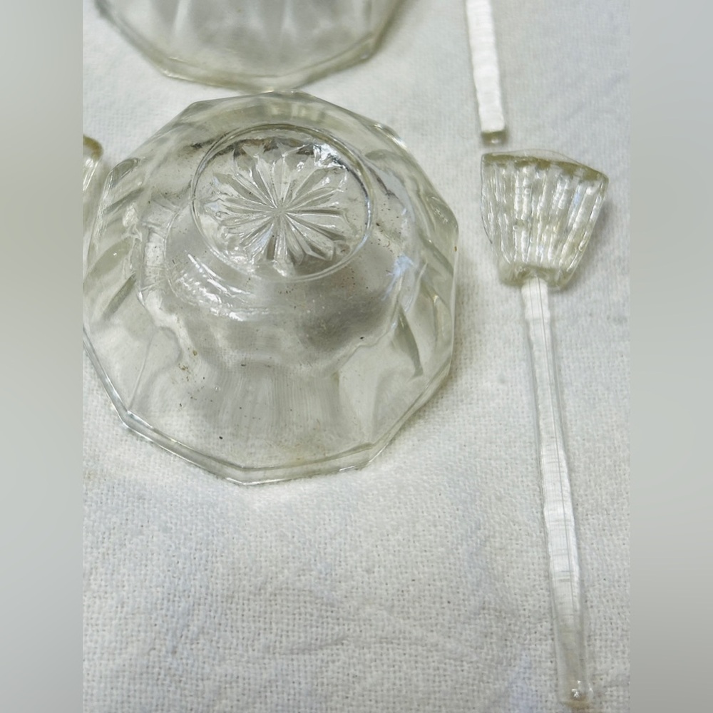 Vintage salt cellars with glass salt spoons, set of 6. Westmoreland, paneled. - Picture 3 of 5